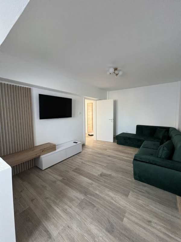 Apartament cu 4 camere de inchiriat, zona Polivalenta Arad