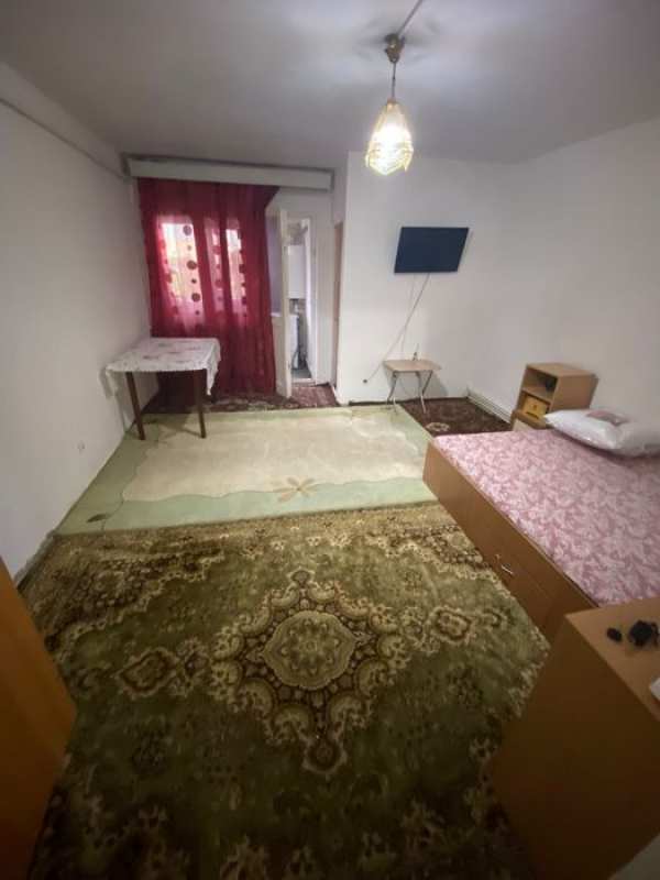 Închiriez garsoniera!