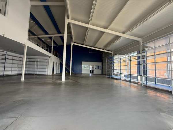 De închiriat spatiu comercial cu parcare (900 mp) Focșani