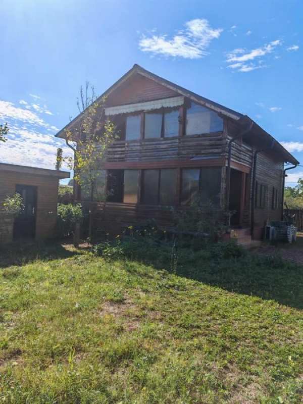 Casa cu o curte spatioasa