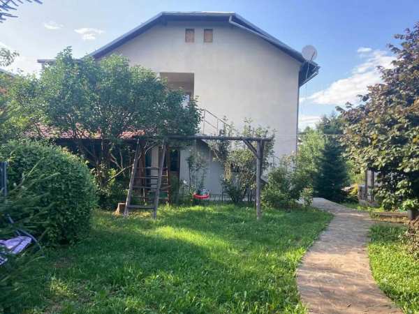 Casa cu 4 dormitoare, foisor si gradina