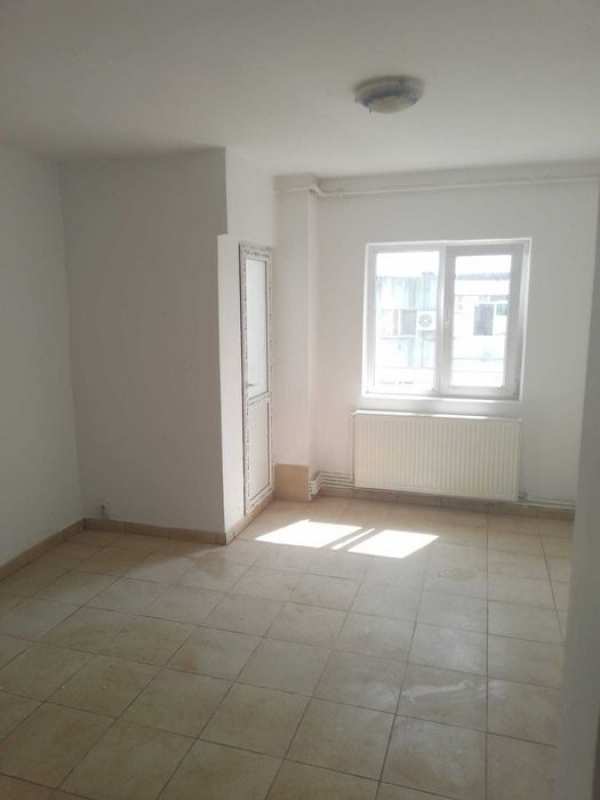 Vand apartament 2 camere semidecomandat zona Centrala Filiasi