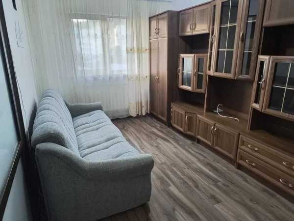 Închiriez apartament cu o cameră situat în bloc de apartamente.