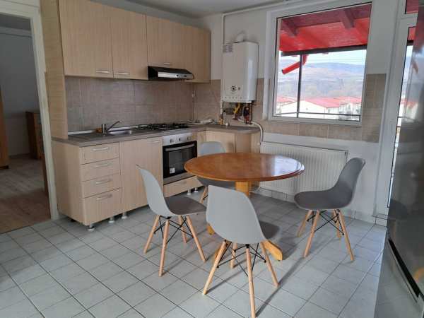 Închiriez apartament 4 camere în Florești pe str. Muzeul Apei