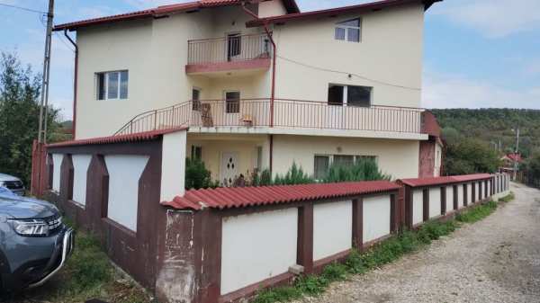 Închiriez sau Vind vila spațioasă in Ştefăneşti