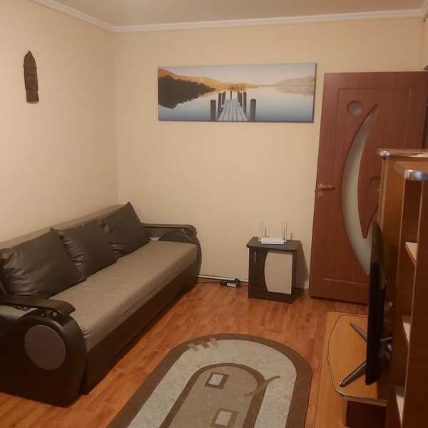 Inchiriez ap. 2 camere, centrala, et. 2, Trivale
