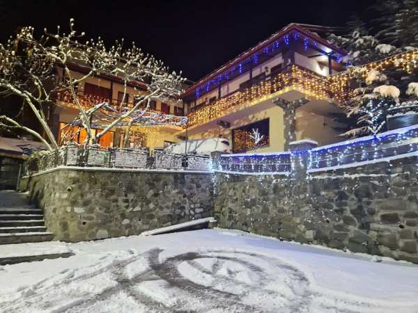 Închiriem vila în imediata apropiere a statiunii Sinaia...1500 lei