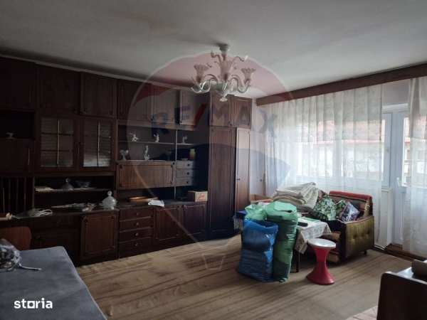 Apartament cu 3 camere de vânzare în Moinesti