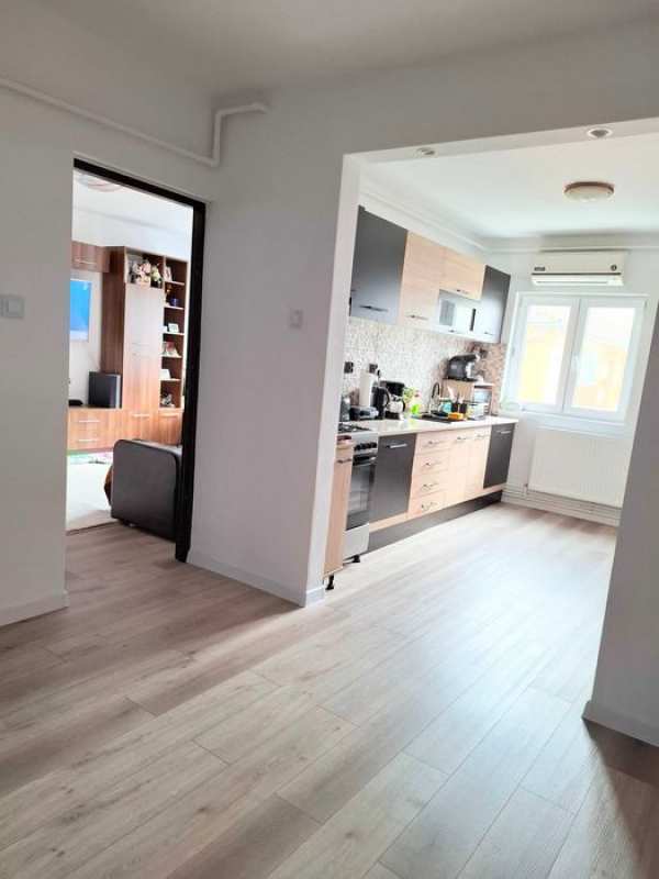 Apartament cu 2 camere de vanzare,renovat!