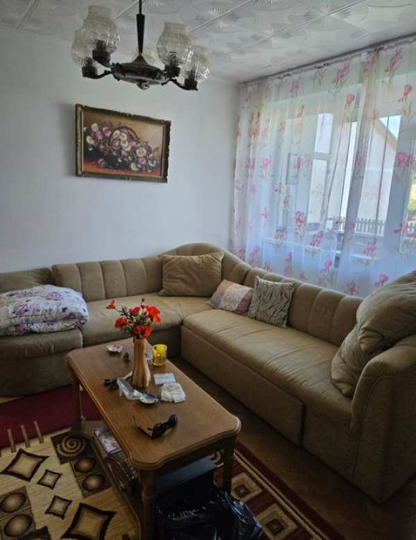 Apartament de vanzare cu 3 camere in conditie buna - Brad, Hunedoara