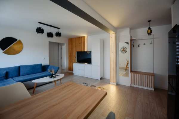 Închiriez apartament ultracentral 2 camere /etajul 2/modernizat