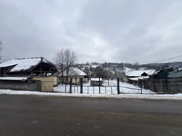 Casa batraneasca - curte si gradina 1924 mp + 2100 livada