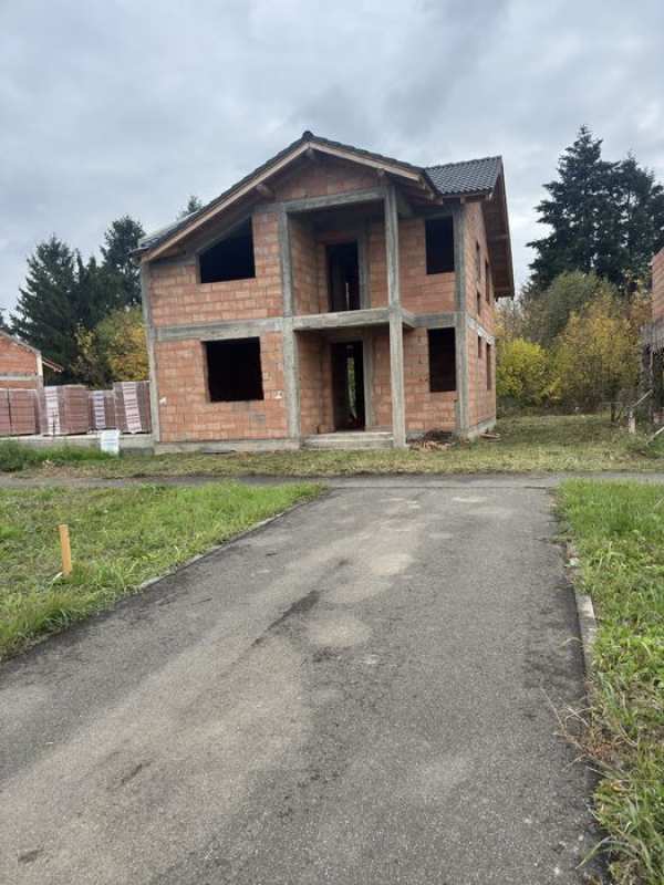 Vand casa la rosu intabulata cu teren propretate