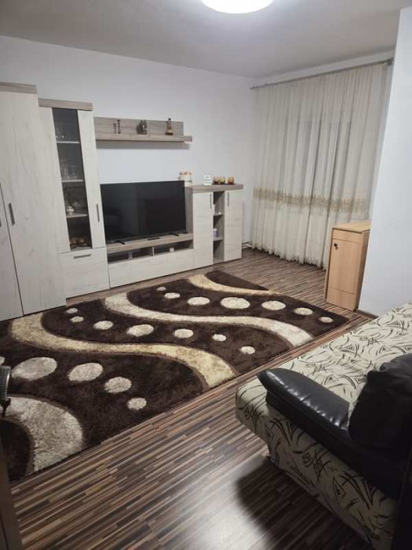 Închiriez, in regim hotelier, apartament cu  3 camere complet mobilat