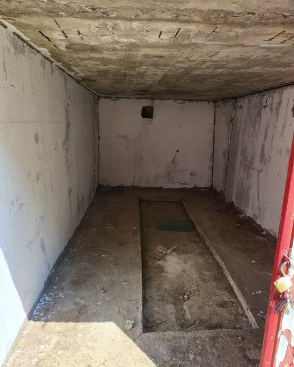 Închiriez garaj beton