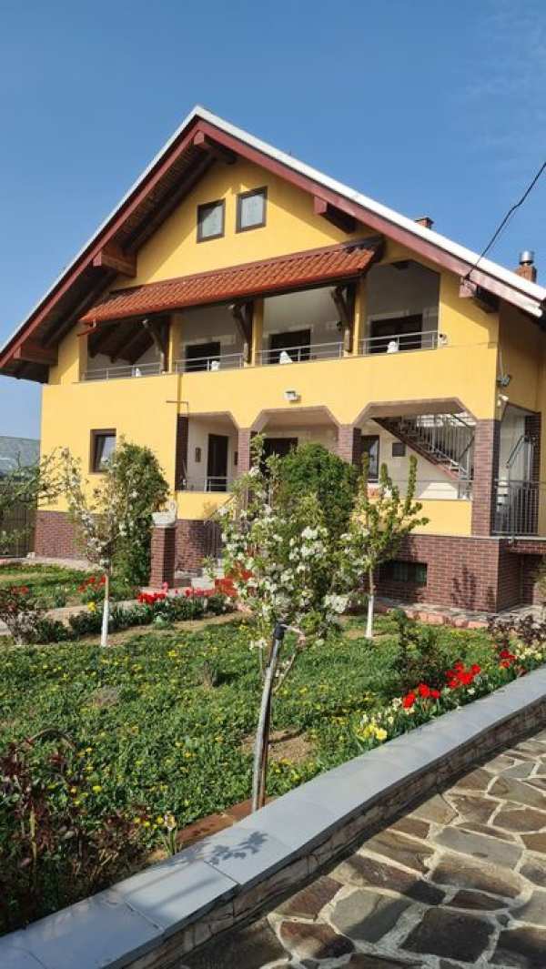 De vânzare casa plus terenul aferent total 6900 m2 preț 350000 euro