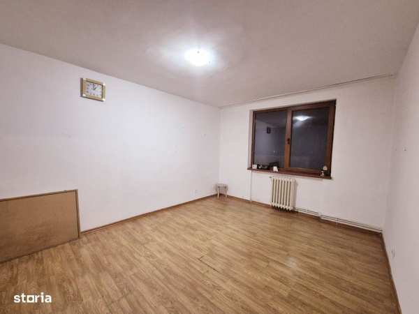 Apartament cu 3 camere, decomandat, etaj 3
