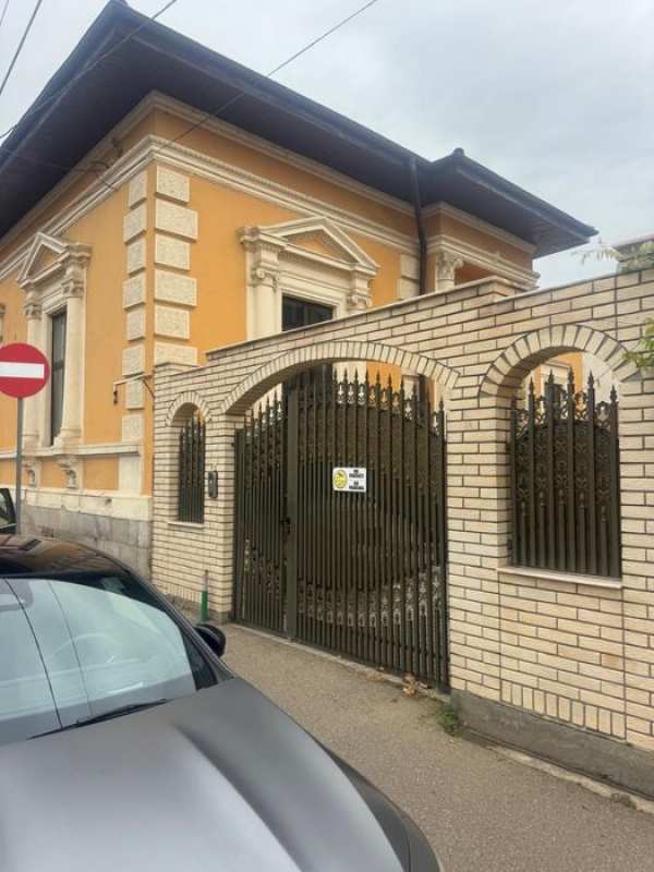 Casa spatioasa 5 camere + curte 600 mp – ideală locuință sau birouri