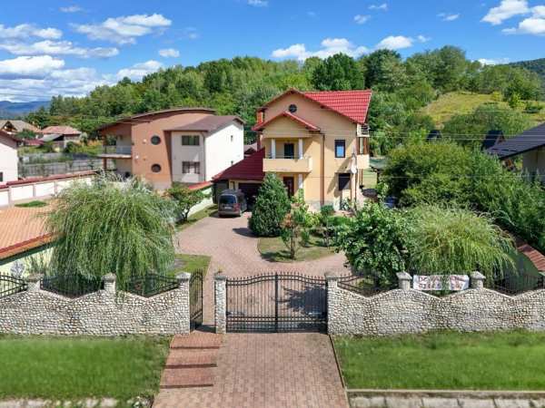 Casă de vânzare – 110 mp, curte spațioasă și grădină verde