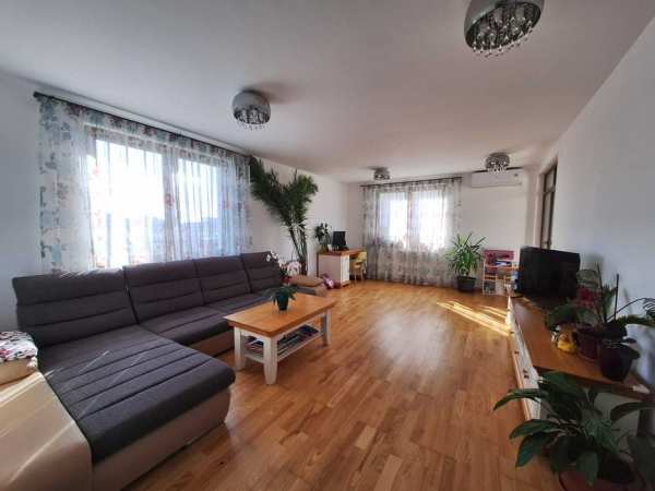 Vand Casa - utilata mobilata, curte 1154mp cu panouri solare 8.9kw