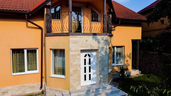 închiriez  casa zona ULTRACENTRALA