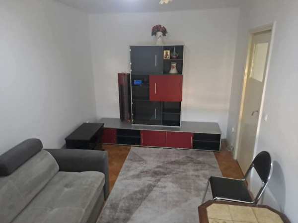 Închiriez apartament cu 2 camere. 60mp. Etajul 3.  Republicii. CAREI.