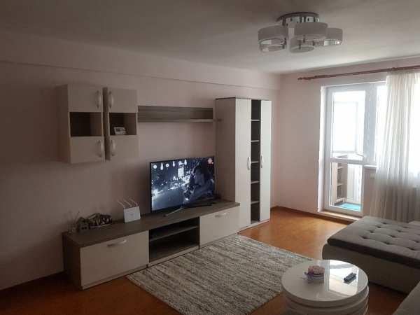 Proprietar închiriez apartament 3 camere  500 €