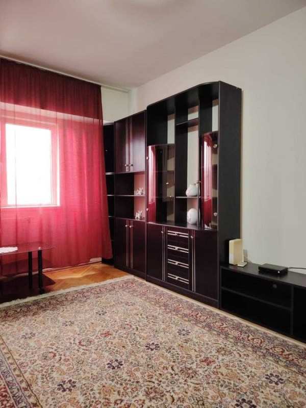 Dau in chirie apartament 3 camere ultracentral in Turda