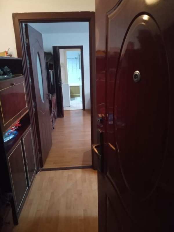 Vand apartament 2 camere semidecomandat