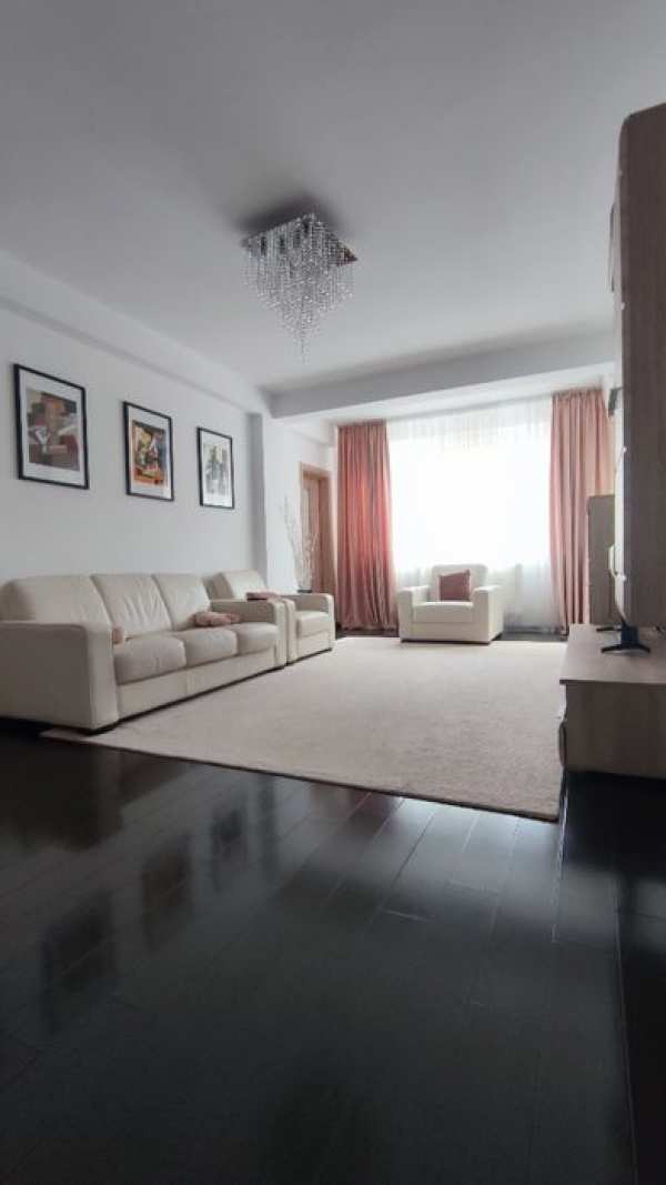 Inchiriez apartament 3 camere+2 locuri de parcare