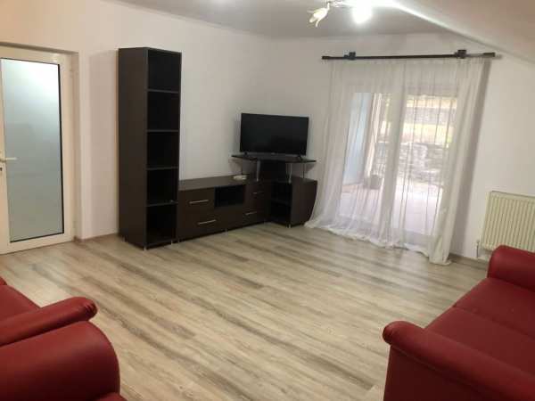 Închiriez Apartament cu 4 camere și curte