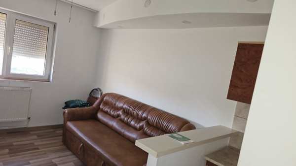 Închiriez Garsonieră