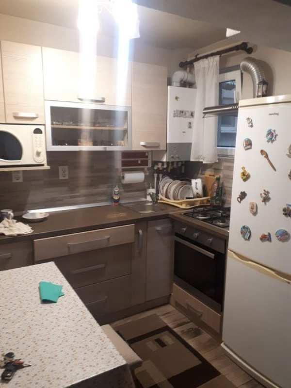 Vind apartament 2 camere etajul 1