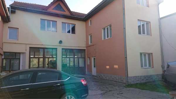 Casa de vanzare cu hala pretabil afacere