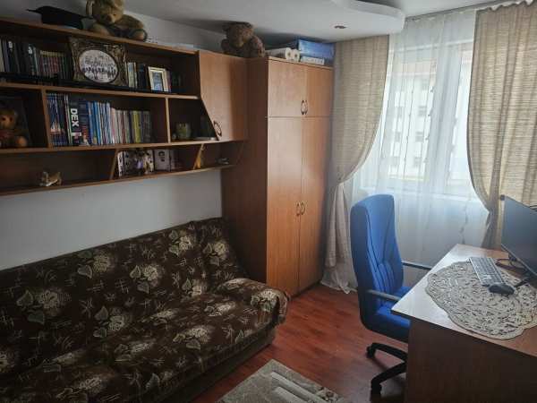 Apartament 3 Camere zona Piata 9 mai de închiriat