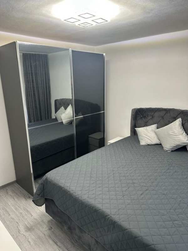 Inchiriez ap.2 camere, Micalaca zona 300 langa Mal