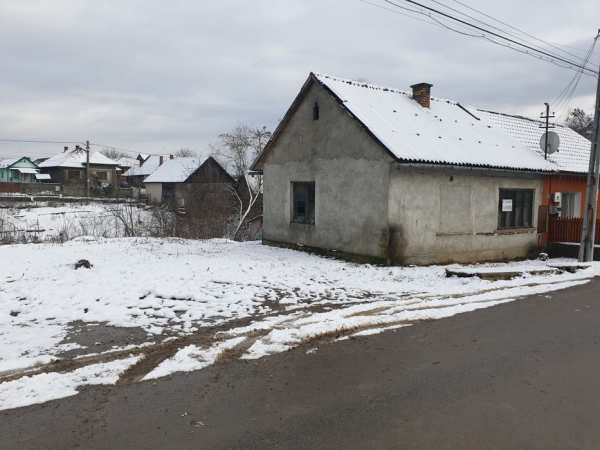 Casă și teren de vânzare