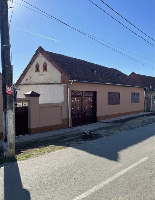 Casă bătrânească și grădină