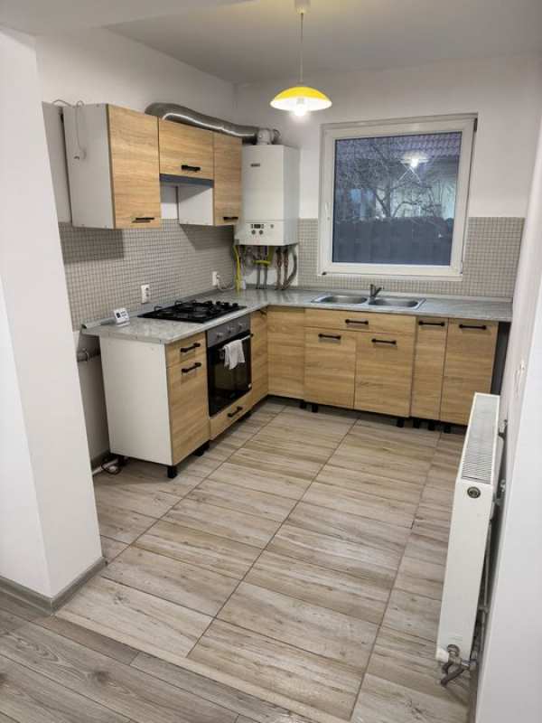 Închiriez casă Florești , str. Eroilor .