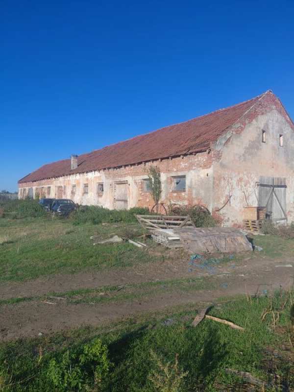 Vând clădire fost grajd CAP