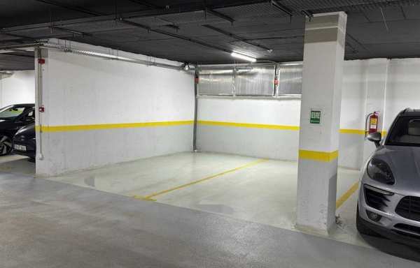 Proprietar ofer spre închiriere loc de parcare Zonă Soarelui