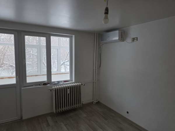 Vand apartament 3 camere,etaj 1 ,crihala