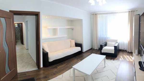 Proprietar vând apartament 3 camere, decomandat , parter, zonă centru.