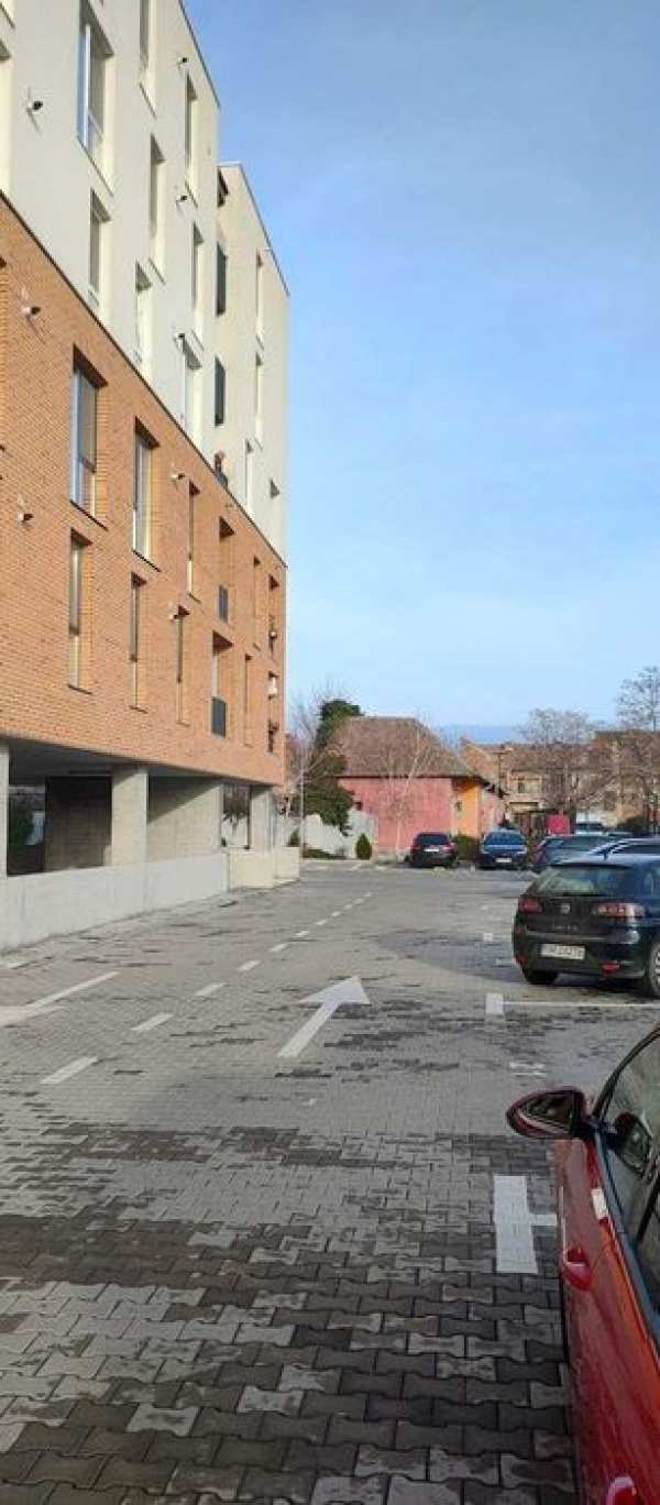 Închiriez loc de parcare