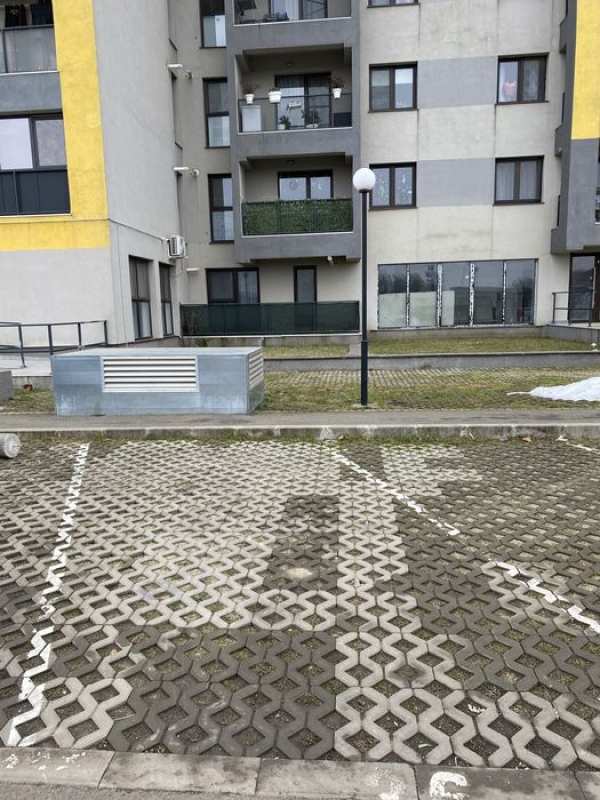Închiriez loc de parcare