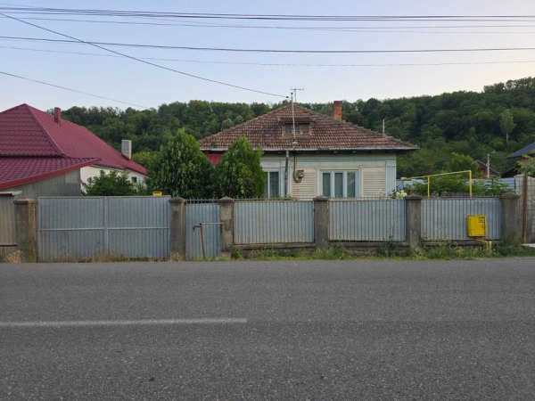 Casă bătrânească + teren de vânzare în Târgu Ocna, strada Tisești