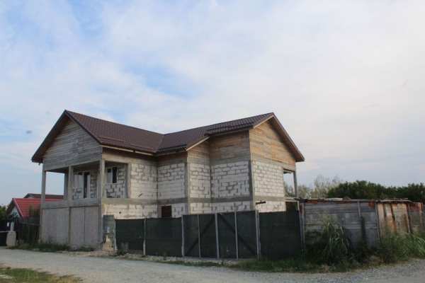 Casă de vânzare la roșu / la cheie