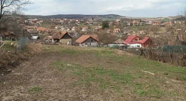Vand teren intavilan