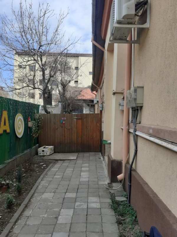 Închiriez  casa curte