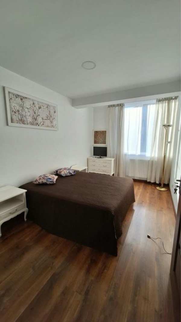 Inchiriez apartament pe str florilor Floresti